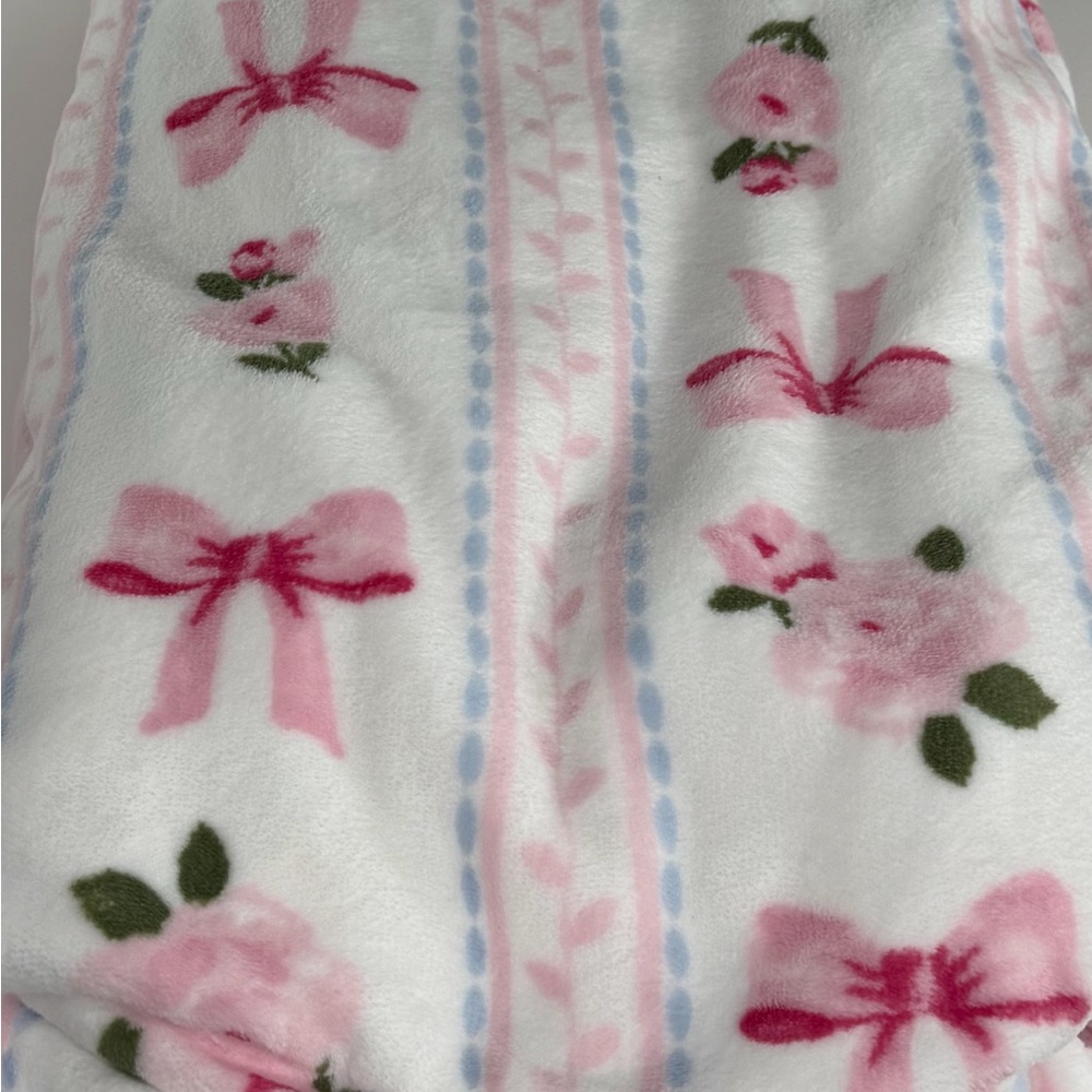 π πΈLaura Ashley Set of TWO Pink Plush Coordinating Throws NWT ~ π BOWS & πΈROSES - Picture 14 of 16
